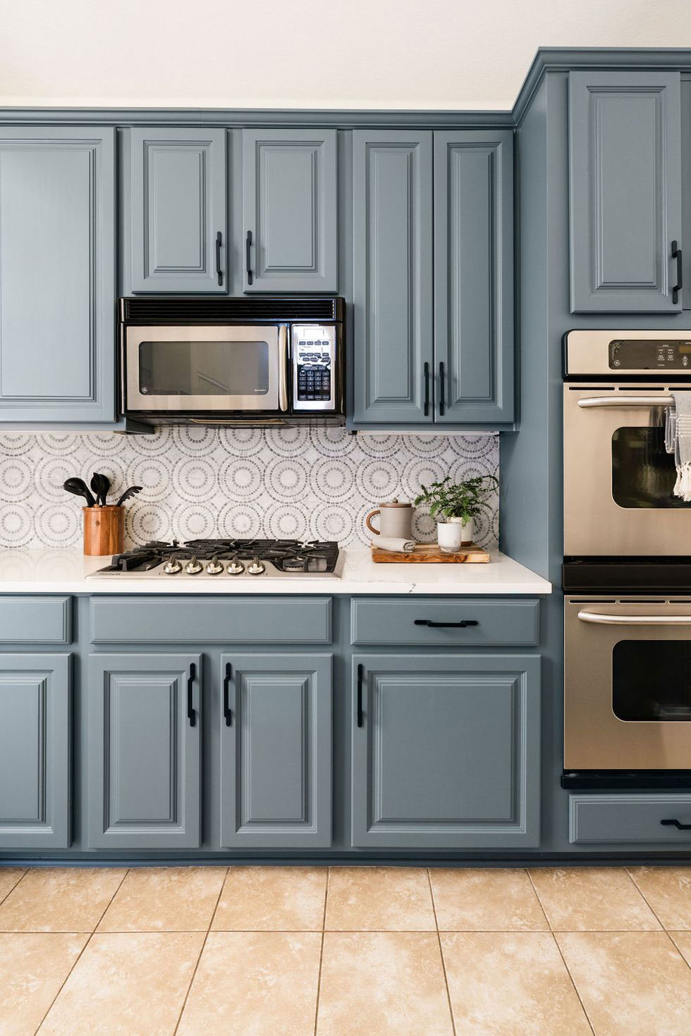 یراق مشکی برای کابینت آبی