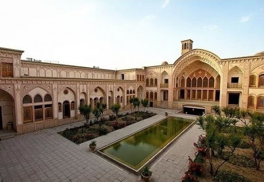 خانه یا سرای عامری ها که اکنون به یک هتل 5 ستاره با امکانات فول تبدیل شده یقینا یکی از زیباترین خانه های ایران است 