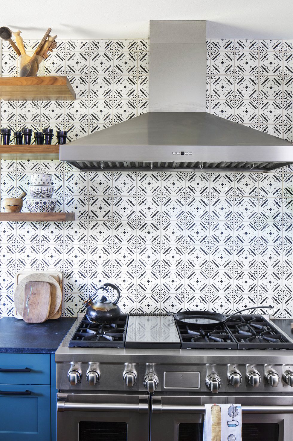 کابینت آبی آشپزخانه با کاشی طرح دار