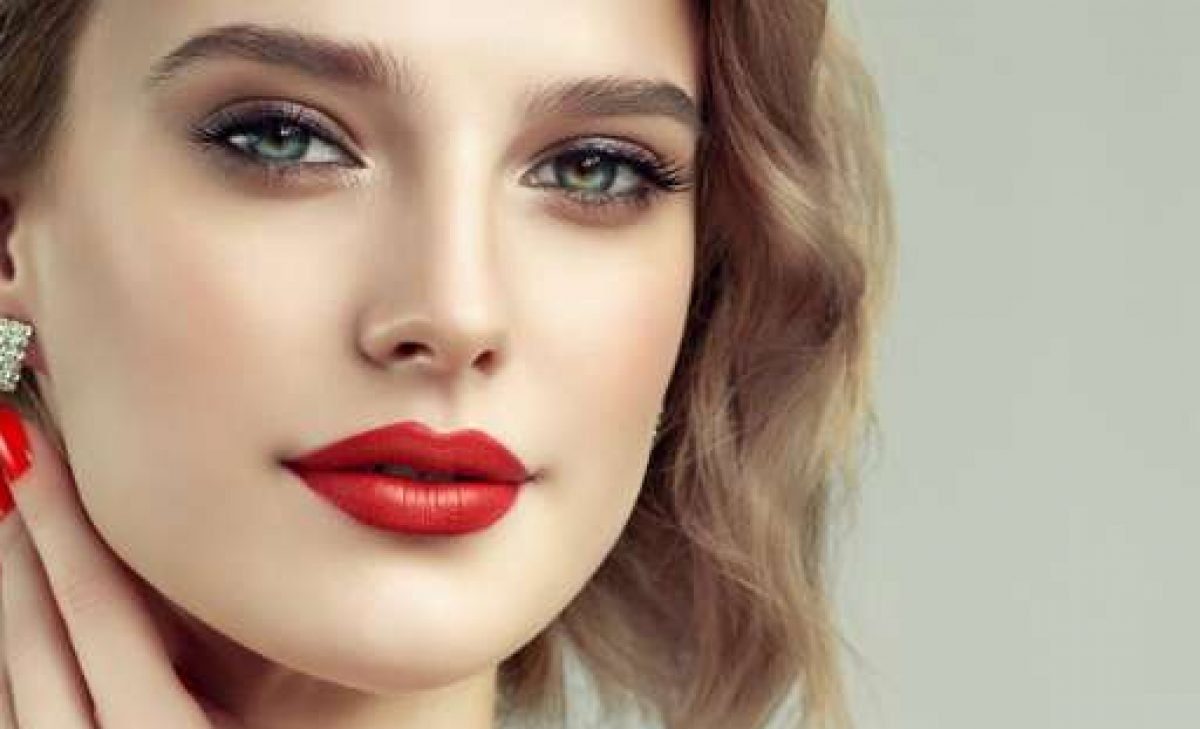 makeup0 e1611056429524 - تاثیر میکاپ روی روحیه ی افراد
