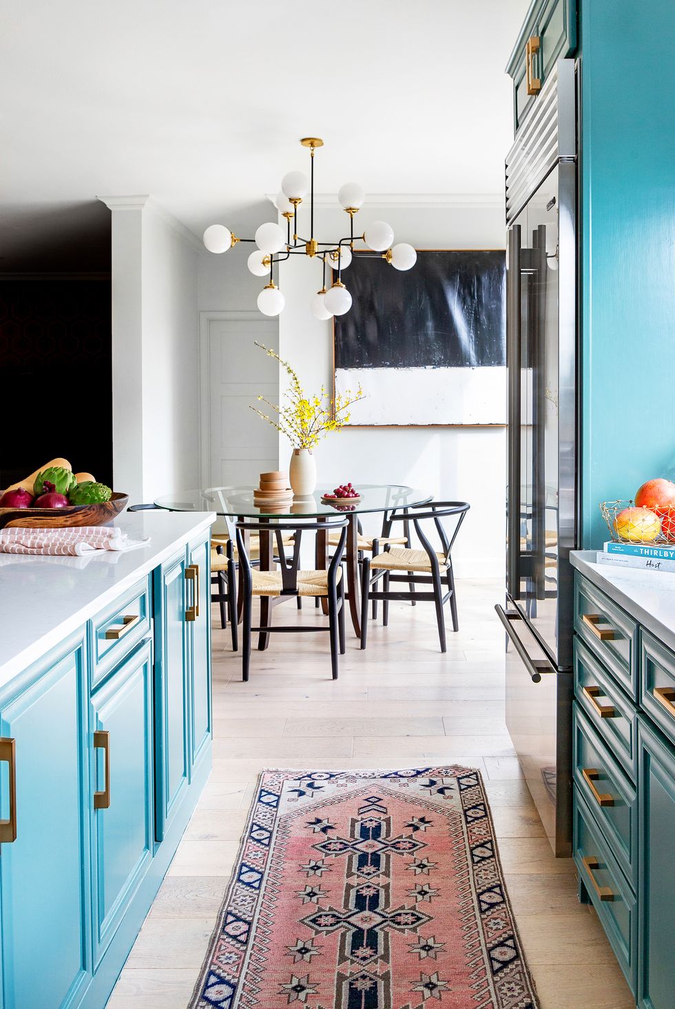 طلایی برای آشپزخانه با کابینت آبی