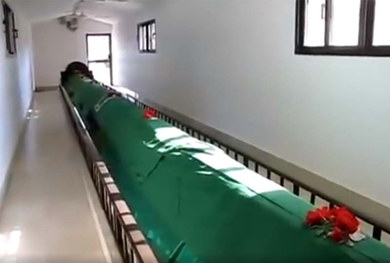 قد حضرت آدم چند متر است