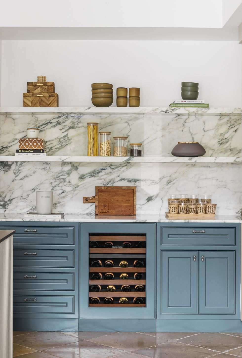 کابینت آشپزخانه آبی با سنگ مرمر سفید با رگه های مشکی