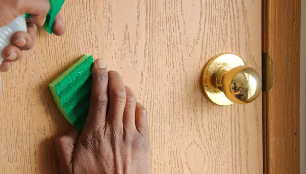 مراحل تمیز کردن درب ضد سرقت چوبی و فلزی