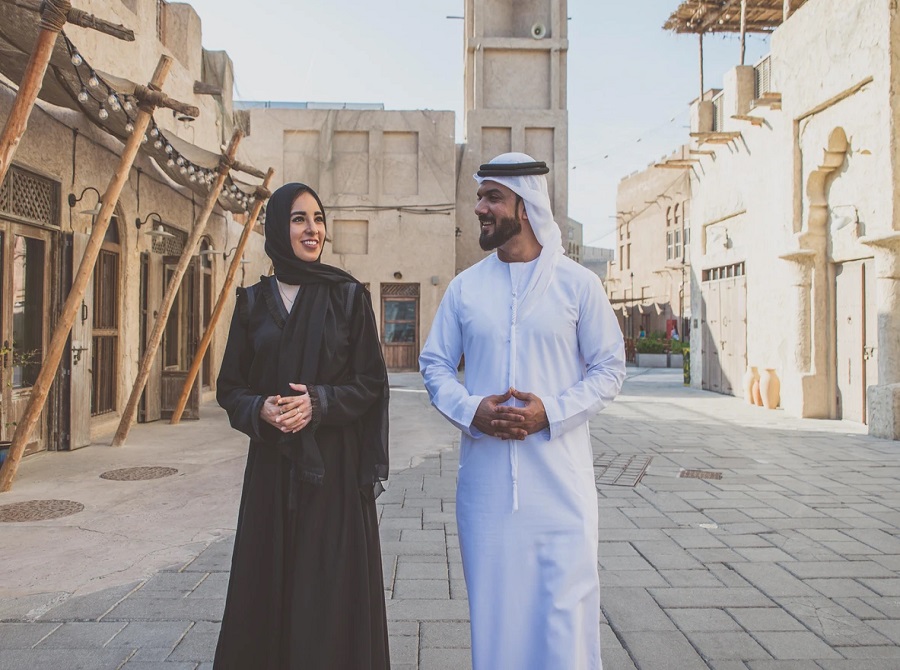 Kandura Traditional Dress کاندورا لبا مرسوم در بین مردان عرب است.