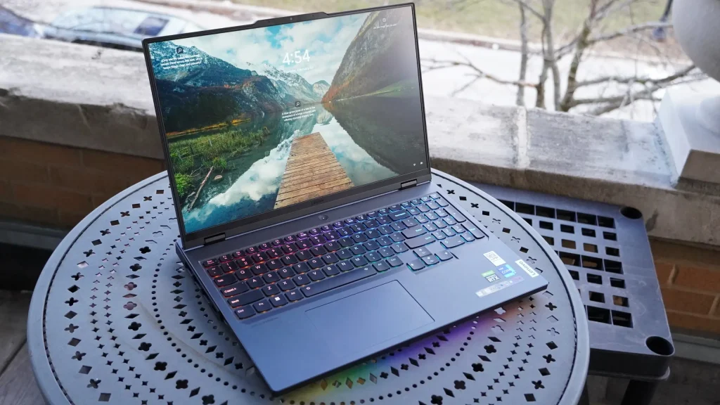 لپ تاپ لنوو Legion 7 Pro بر روی میز
