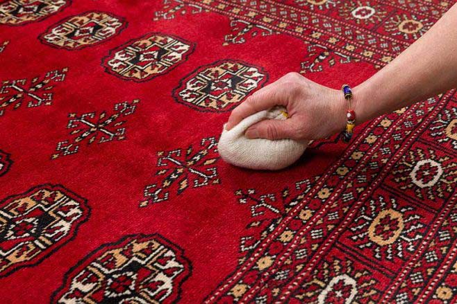 لکه فرش را تمیز کنید