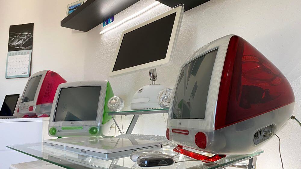 تصویری از چندین مانیتور crt