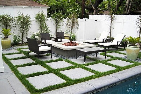 گودال آتش (Fire Pit) یکی از المان های اصلی حیاط سازی کم هزینه است 